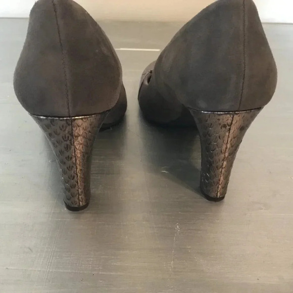 Franco  Sarto Gray Suede Pumps with Pewter Snake Print on Heel and Toe Sz 10 M - Picture 6 of 9